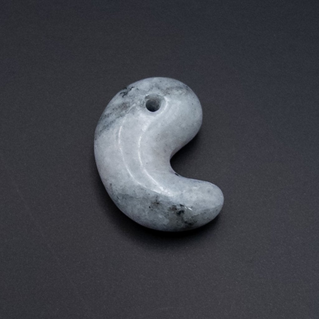 糸魚川翡翠 勾玉（墨色）